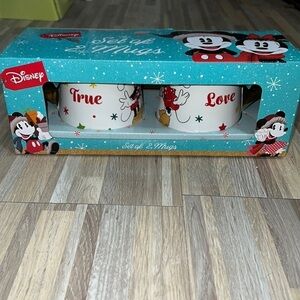 DISNEY Mickey and Minnie Mouse set of 2 christmas mugs!